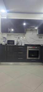 Appartement moderne de 3 chambres avec vue sur la mer et balcons, à 5 minutes à pied des plages