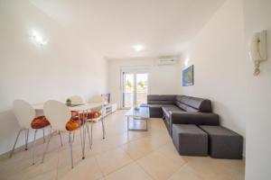 Comfy apartment in Vrsi with fenced garden