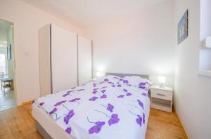 Comfy apartment in Vrsi with fenced garden