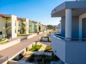 Comfy apartment in Vrsi with fenced garden