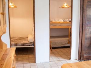 Bungalow confortable à Escaro avec piscine partagée