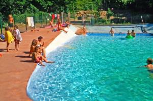 Bungalow confortable à Escaro avec piscine partagée