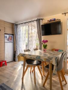 "Bungalow familial à Saint-Brevin-les-Pins avec piscine partagée"