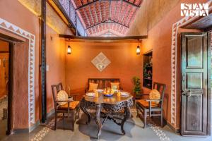 StayVista at Mudhouse Escape with Pool, BBQ