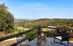 Cozy Home In El Castillo De Las Gua