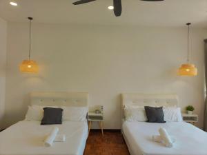 2-Storey House 10pax 10min Queensbay