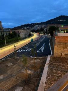 Vicino al mare sulla pista ciclabile