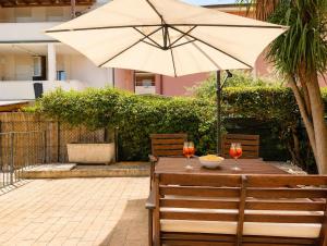 -Giardino e BBQ- mare sotto casa, posto auto