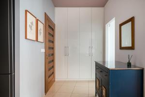 Ochota Superior Apartment by BookingHost