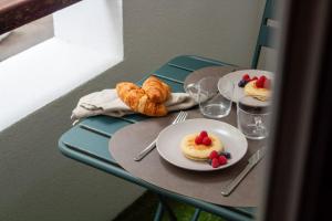 Coastal 2BR Near Metro with AC by LovelyStay
