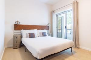 Coastal 2BR Near Metro with AC by LovelyStay
