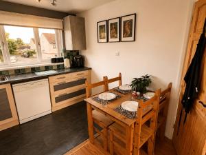 Family Friendly Coach House - Parking - Sleeps 4