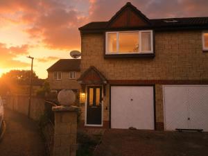 Family Friendly Coach House - Parking - Sleeps 4