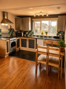 Family Friendly Coach House - Parking - Sleeps 4