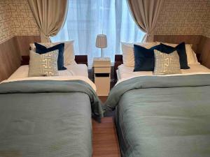 Popular location, 2 stops to Namba, 4 bedrooms, ideal as a base for sightseeing