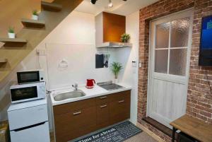 Popular location, 2 stops to Namba, 4 bedrooms, ideal as a base for sightseeing
