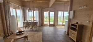 Gemütliches Holzhaus 1 auf der Quinta Oak Tree Land mit Weitblick & Pool