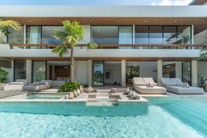 Brand New Villa Jade Luxury 5BR - Private Pool Jacuzzi and Rooftop in Berawa Canggu