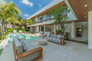 Brand New Villa Jade Luxury 5BR - Private Pool Jacuzzi and Rooftop in Berawa Canggu