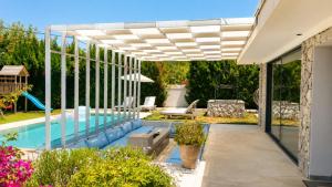 Villa Flamingo - 4 bedrooms - Private Pool - Next to renowned Issos Beach & Lake Korission