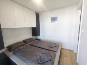 Mobile Homes Lila & Pino - Pool Access, Beachfront Campsite in Privlaka
