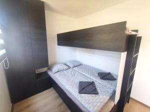 Mobile Homes Lila & Pino - Pool Access, Beachfront Campsite in Privlaka
