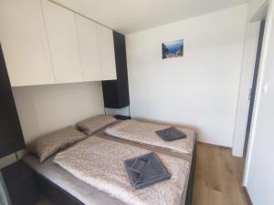 Mobile Homes Lila & Pino - Pool Access, Beachfront Campsite in Privlaka