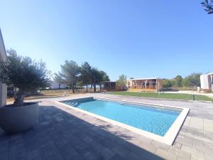 Mobile Homes Lila & Pino - Pool Access, Beachfront Campsite in Privlaka