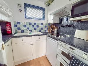 Lovely Chalet To Hire In Scratby Nearby The Beach In Norfolk Ref 76165B
