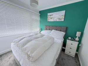 Lovely Chalet To Hire In Scratby Nearby The Beach In Norfolk Ref 76165B