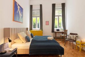 Art-Filled 2BR Near Synagogue Leafy Garden Views
