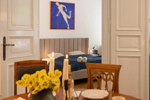 Art-Filled 2BR Near Synagogue Leafy Garden Views