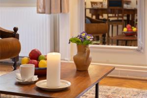 Art-Filled 2BR Near Synagogue Leafy Garden Views