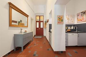 Art-Filled 2BR Near Synagogue Leafy Garden Views
