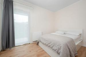 Modern Apartment with Air Conditioning and Parking by Renters Prestige