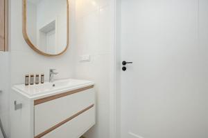 Modern Apartment with Air Conditioning and Parking by Renters Prestige