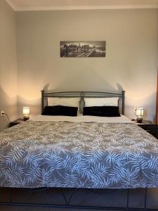 Cozy & Stylish Apartment - Steps from the Market