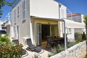 Sunny Lena Premium Family Apartment with Garden, Close to Beach & Pool