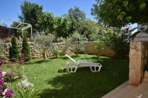 Sunny Lena Premium Family Apartment with Garden, Close to Beach & Pool
