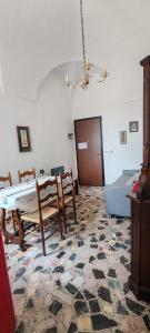 Appartamento tra le finestre blu della pigna
