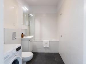 Panorama Apartment - Rondo ONZ - Luxury Warsaw Stays - 2 Bedrooms - Pereca street