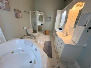 Q Estate Guest Suite heated indoor pool