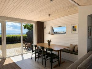 RO The Beach House - Sea View & Beachfront Location
