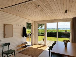 RO The Beach House - Sea View & Beachfront Location