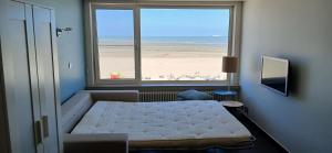Beachfront Studio in Knokke-Heist with Stunning Sea Views for Families