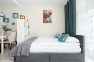 Cozy Studio Near the Wisla River with Balcony by Noclegi Renters