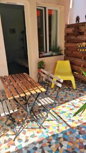 Duplex frais, terrasse ombragée, proche remparts