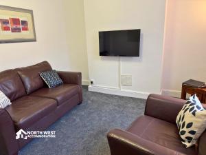 Newly Refurbished 2-Bedroom Home in Manchester 10 Mins from City Centre with free WiFi by North West Accommodation