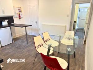 Newly Refurbished 2-Bedroom Home in Manchester 10 Mins from City Centre with free WiFi by North West Accommodation