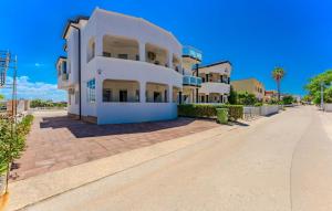 Nice Apartment In Vir With Wifi